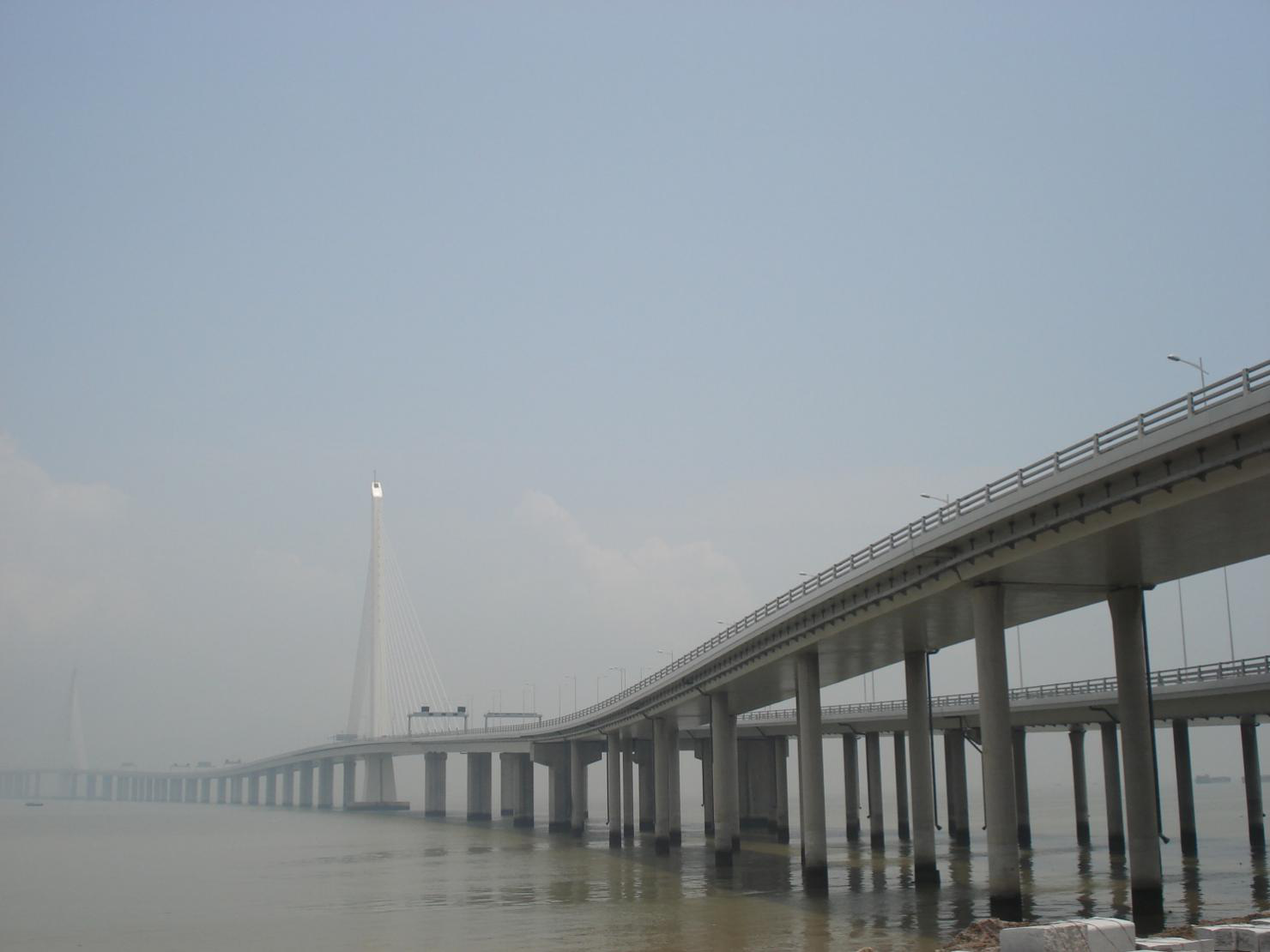 深圳西部通道深湾大桥防撞护栏防腐